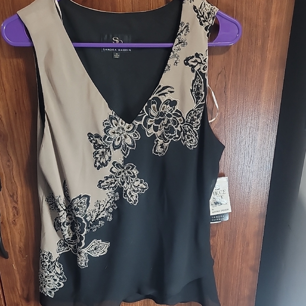 Sandra Darren Black and Cream Floral Women's Top